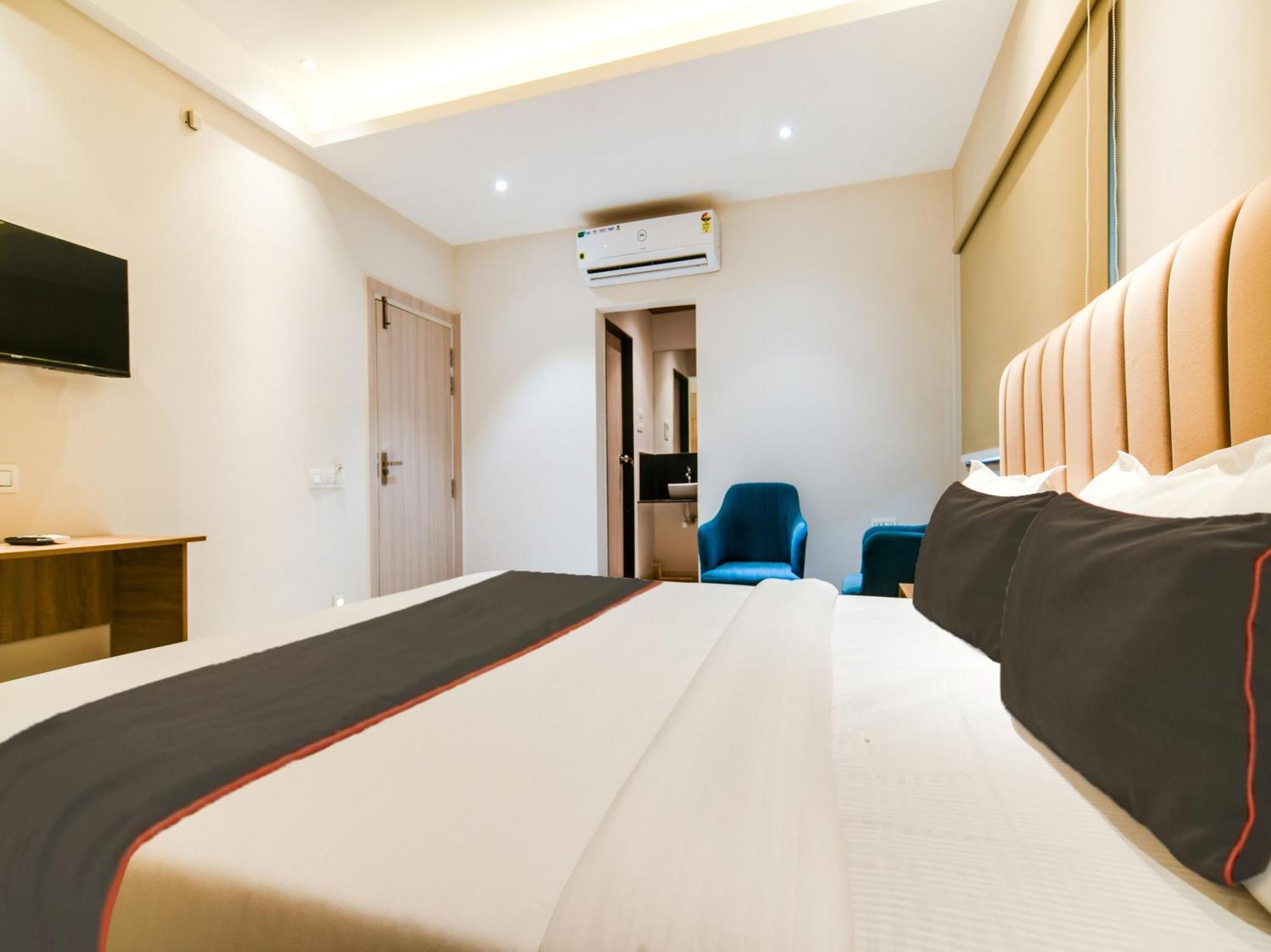 Collection O Hotel Mint Indore Bagian luar foto