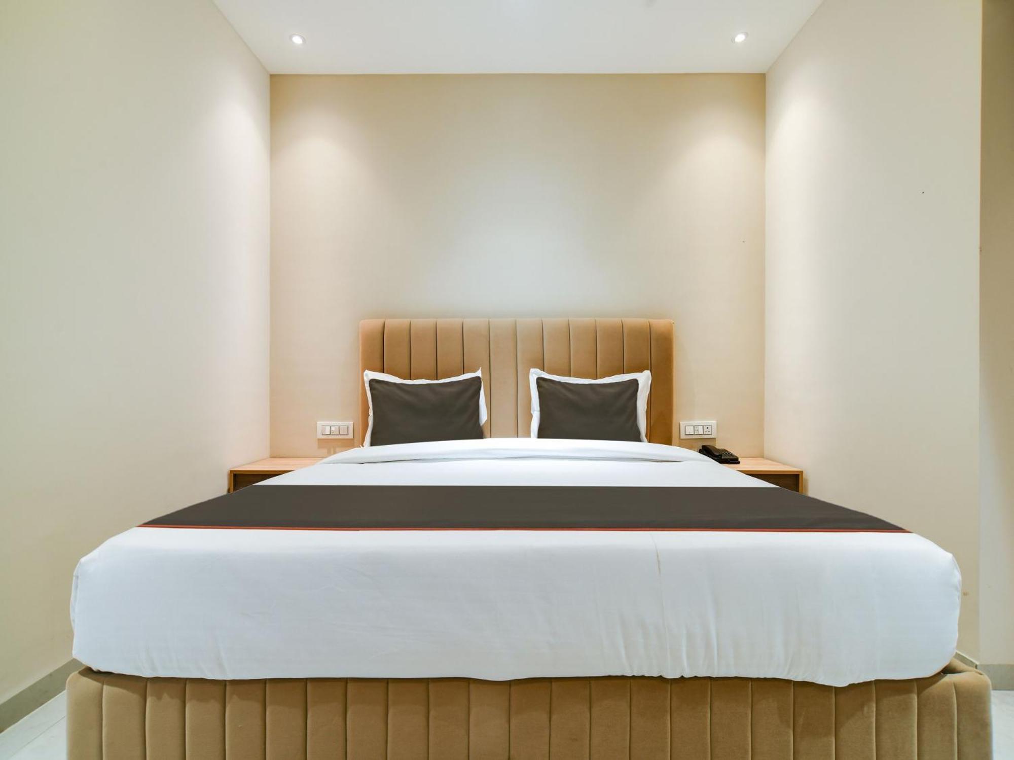 Collection O Hotel Mint Indore Bagian luar foto