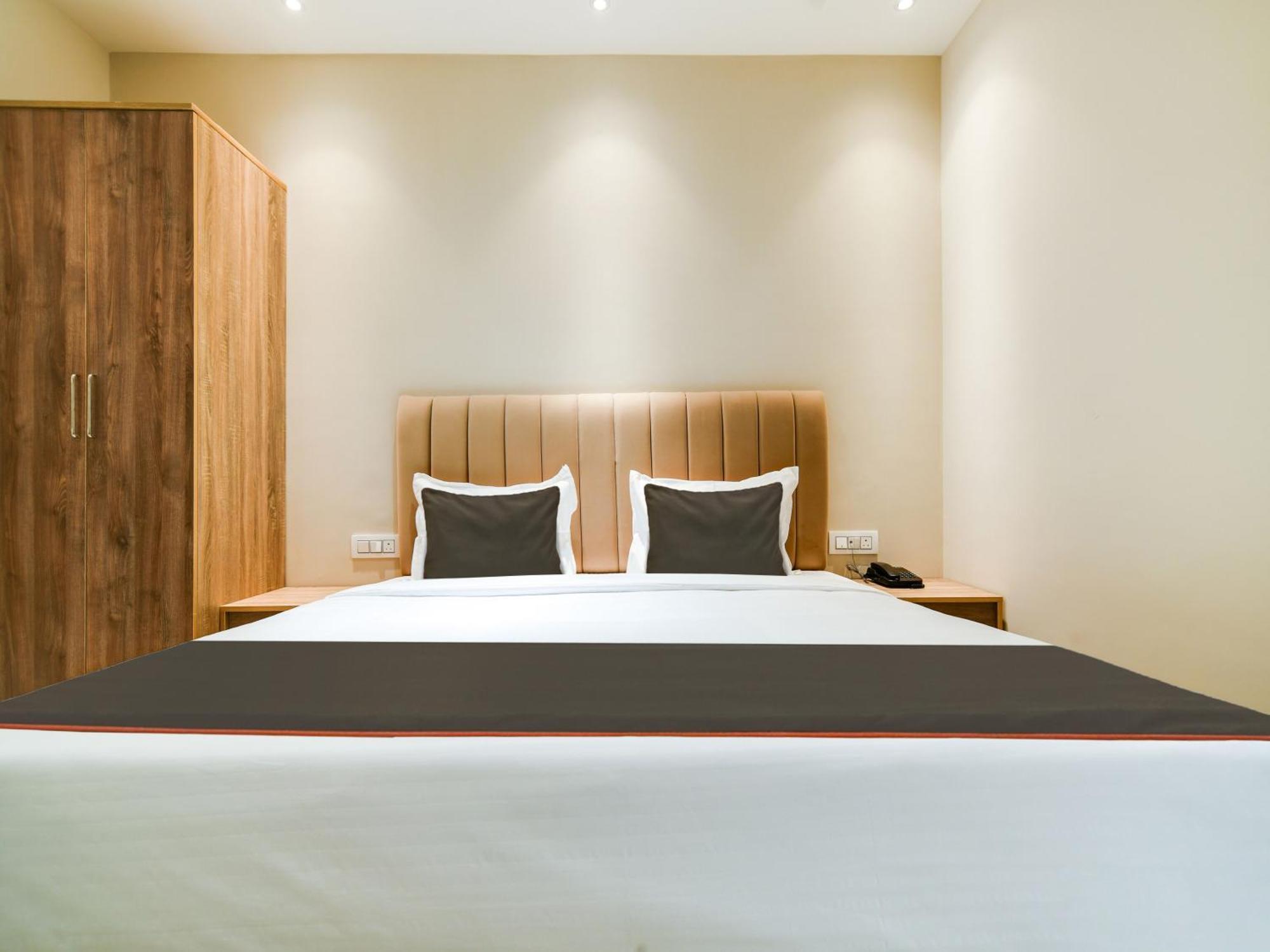 Collection O Hotel Mint Indore Bagian luar foto
